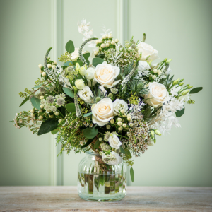 Un ramo de forma irregular en tonos blancos