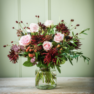 Un ramo en tonos rojizos, ocres y naranjas.