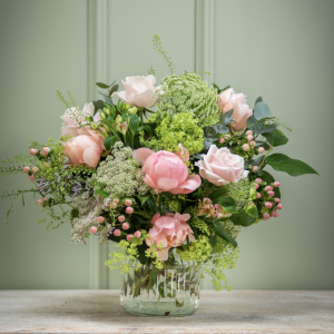 Un ramo de peonías rosas