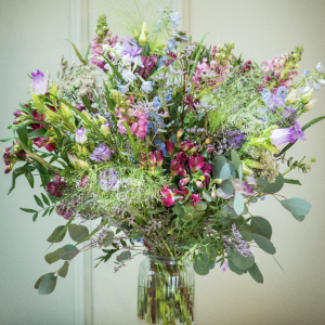 Un ramo premium con flores multicolor